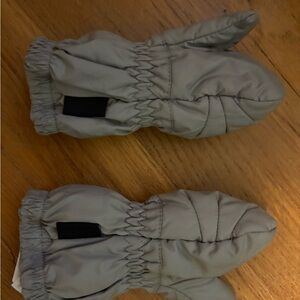 Brand new without tags baby Patagonia mittens, grey